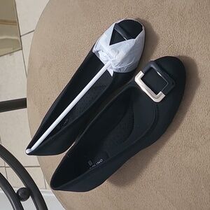 Cute black lycra pump, with small wedge in patent, gold and blk buckle